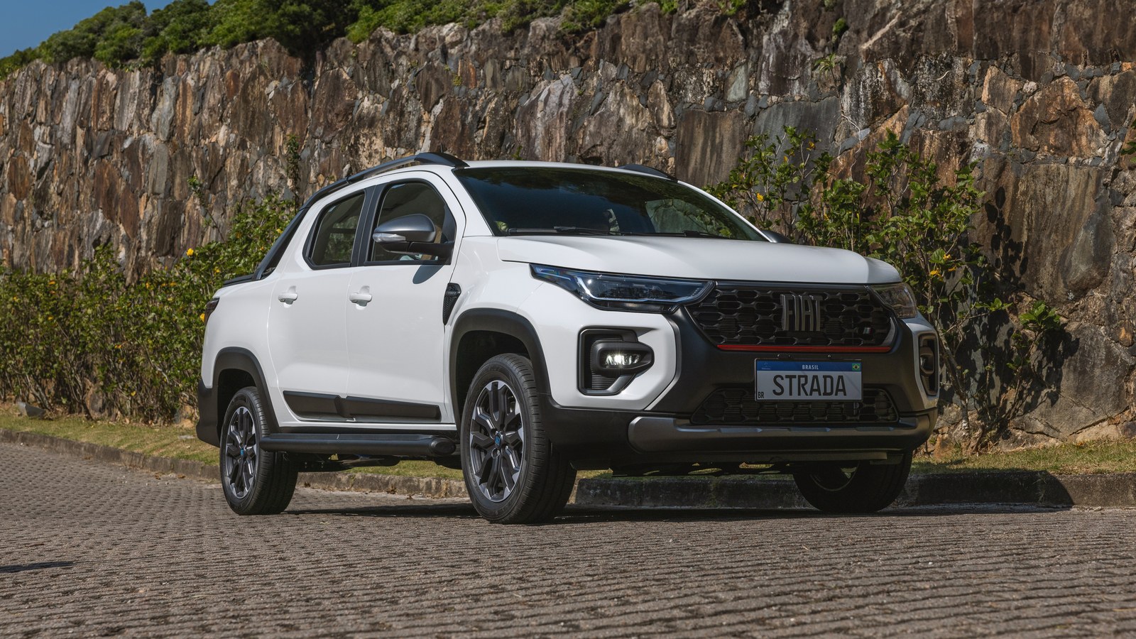 Fiat Strada Ultra branca de cabine dupla em vista dianteira, segunda geração