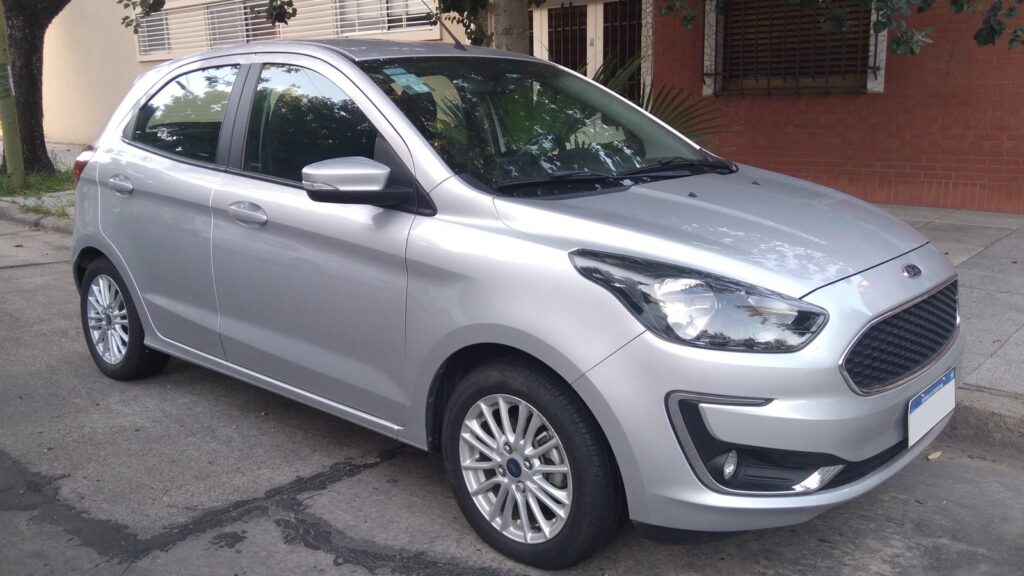 Ford Ka usado: o detalhe do motor que pesa na compra Ford Ka SEL 1.5 2020 hatch prata em vista dianteira, fase reestilizada