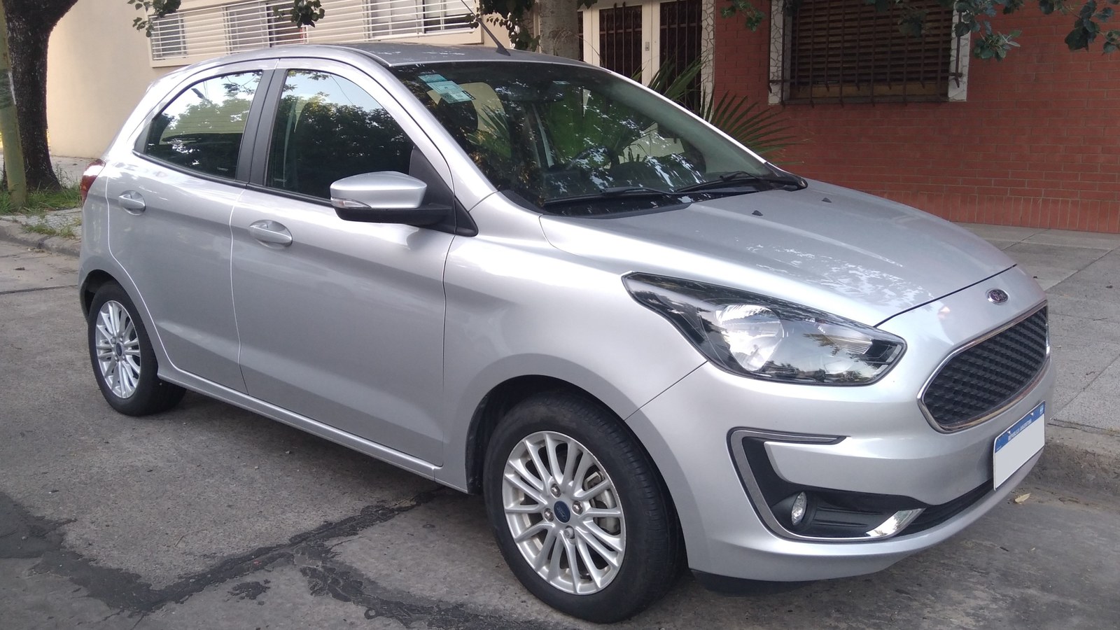 Ford Ka SEL 1.5 2020 hatch prata em vista dianteira, fase reestilizada