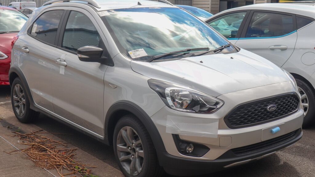 Ford Ka usado: o detalhe do motor que pesa na compra Ford Ka+ Active, versão europeia equivalente ao Ka Freestyle, em vista dianteira