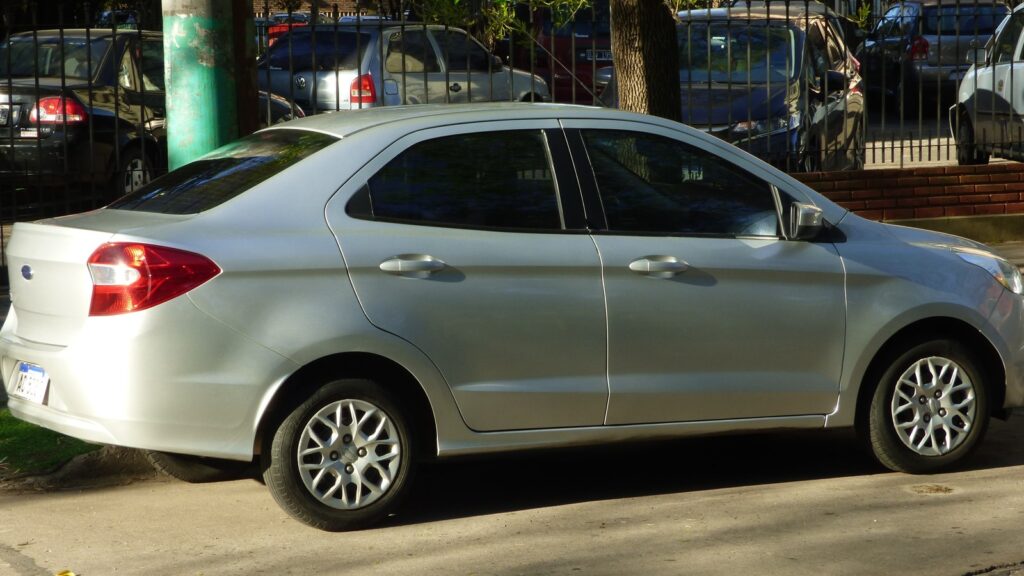 Ford Ka usado: o detalhe do motor que pesa na compra Ford Ka Sedan 1.5 S prata da primeira fase em vista traseira lateral
