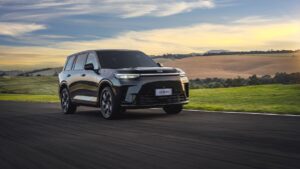 GAC GS9 preto em movimento numa pista, vista frontal em três quartos