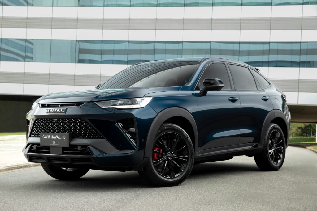 Haval H6 GT azul, vista frontal em três quartos