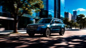 Jaecoo 5 SHS-H azul, vista dianteira em movimento na cidade