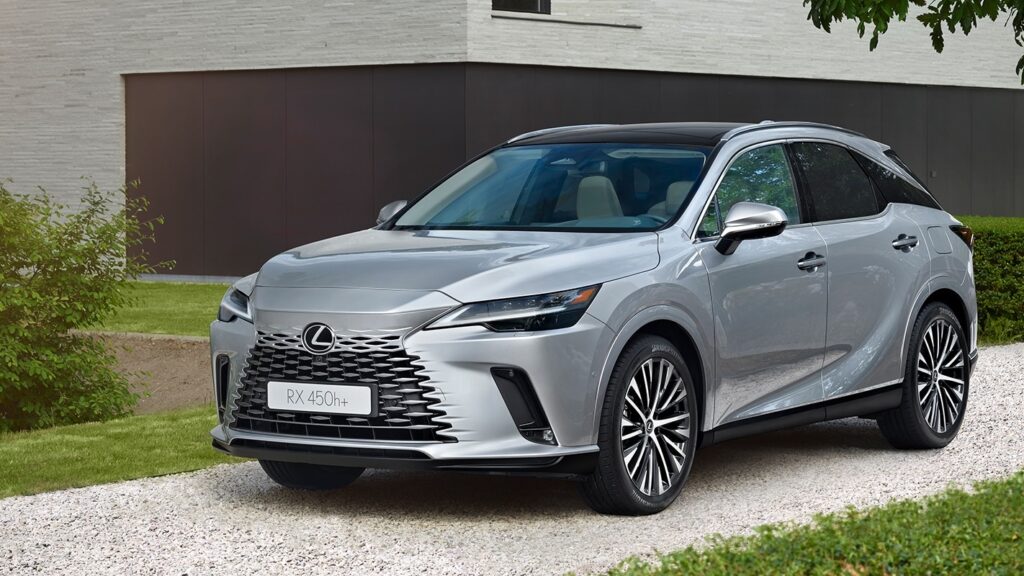 Lexus RX 450h+ cinza, vista frontal em três quartos