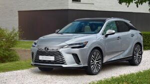 Lexus RX 450h+ cinza, vista frontal em três quartos