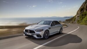 Mercedes-AMG C 63 S E Performance, prata, vista dianteira três quartos em movimento