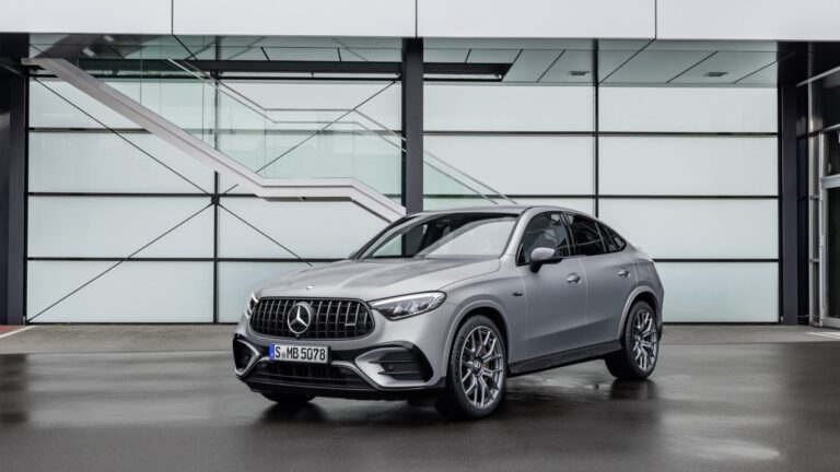 Mercedes-AMG GLC 63 S E Performance Coupé, prata fosco, vista dianteira três quartos