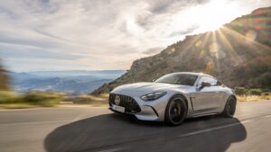 Mercedes-AMG GT 63 E Performance Coupé, prata, vista dianteira três quartos em movimento