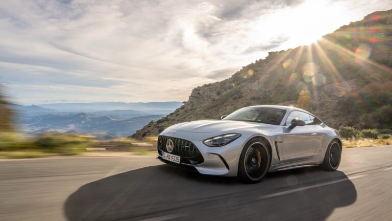 Mercedes-AMG GT 63 E Performance Coupé, prata, vista dianteira três quartos em movimento