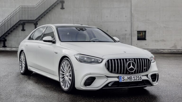 Mercedes-AMG S 63 E Performance, branco, vista dianteira três quartos (recortada em 16:9)