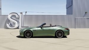 Mercedes-AMG SL 63 S E Performance, verde fosco, vista lateral com capota aberta