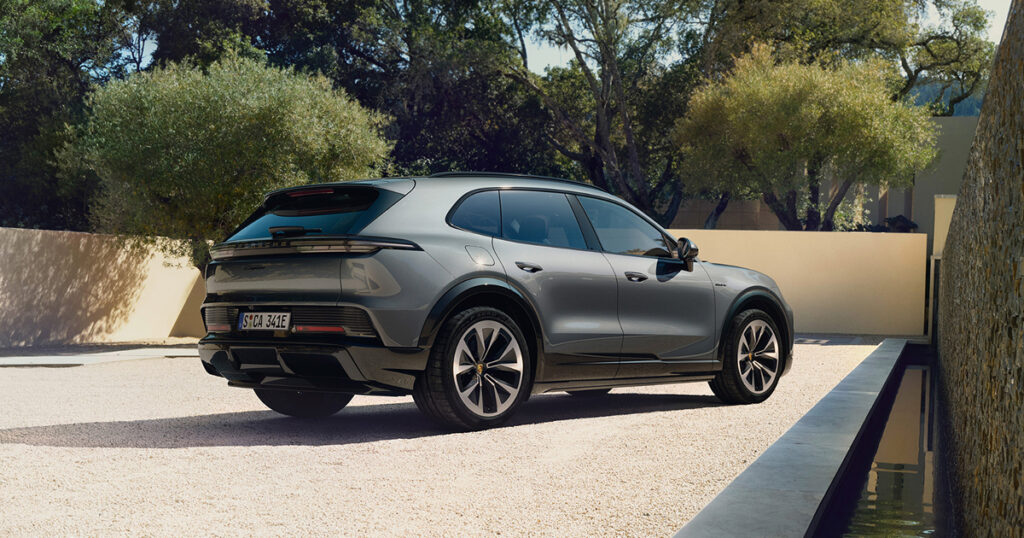 Porsche Cayenne Electric, cinza, vista traseira três quartos