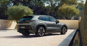 Porsche Cayenne Electric, cinza, vista traseira três quartos