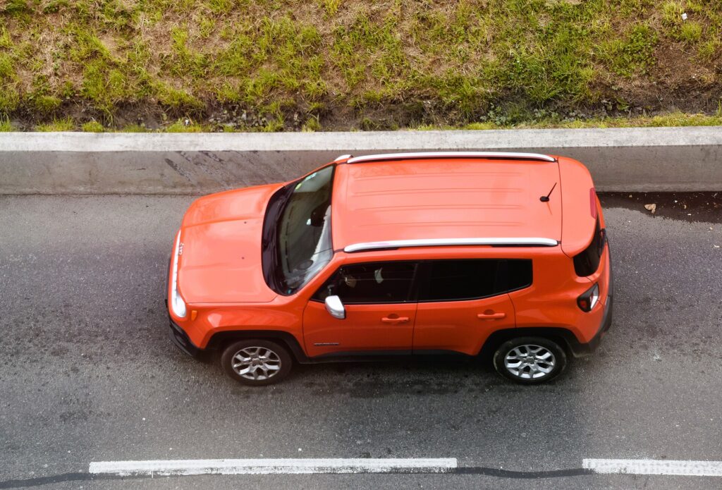 Renegade usado: A peça do câmbio que pede atenção Jeep Renegade visto de cima em uma rodovia