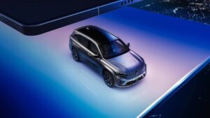 Renault Koleos full hybrid E-Tech cinza, vista frontal elevada