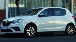 Renault Sandero 1.6 Intense branco da fase reestilizada lançada em 2019, em vista lateral
