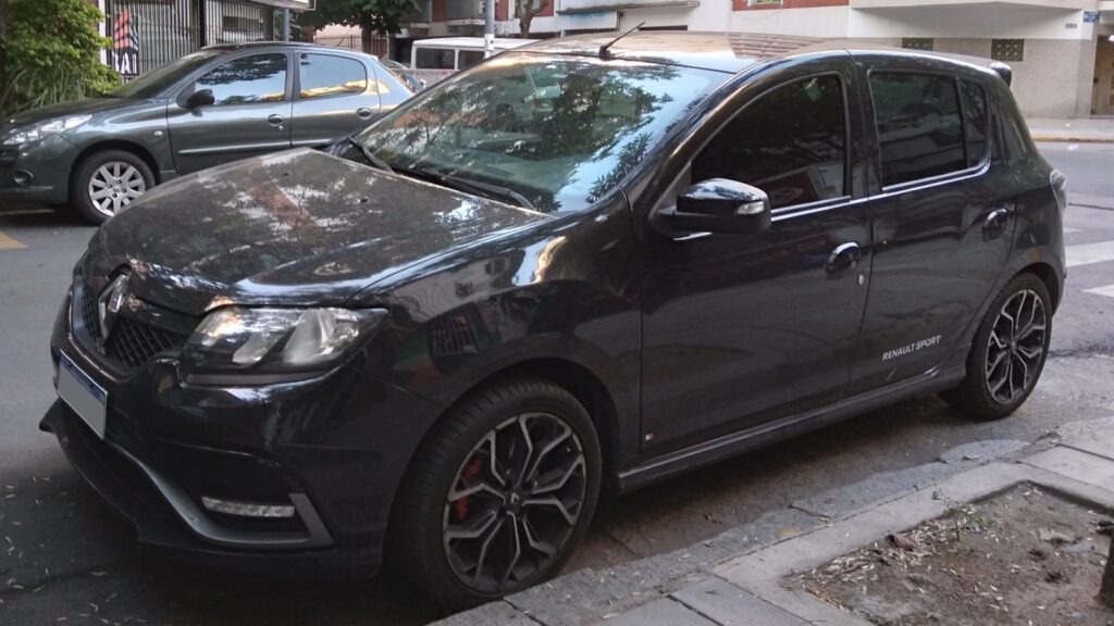 Renault Sandero R.S. 2.0 preto com rodas escurecidas e pinças de freio vermelhas