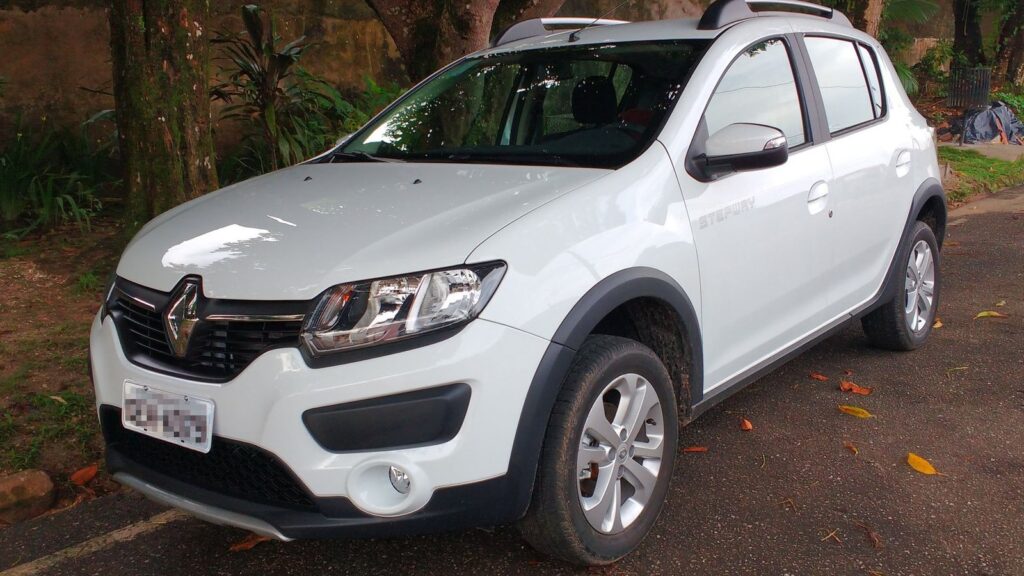 Renault Sandero Stepway 2017 branco, da primeira fase da segunda geração, em vista frontal
