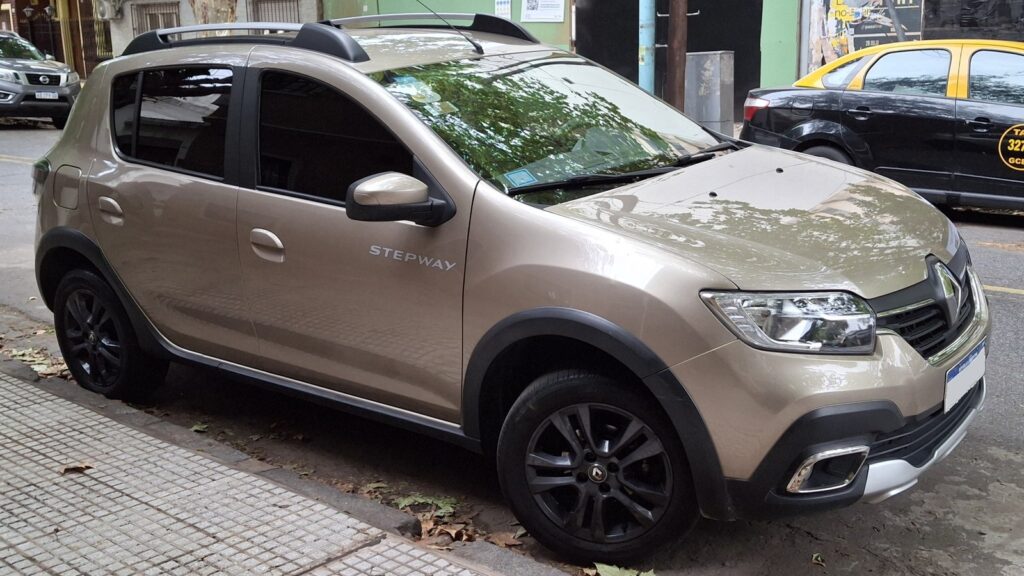Renault Stepway 1.6 Zen 2022 bege, da fase reestilizada, com rack de teto
