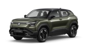 Suzuki e Vitara verde com teto preto, vista frontal em três quartos