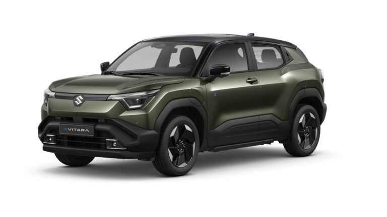 Suzuki e Vitara verde com teto preto, vista frontal em três quartos