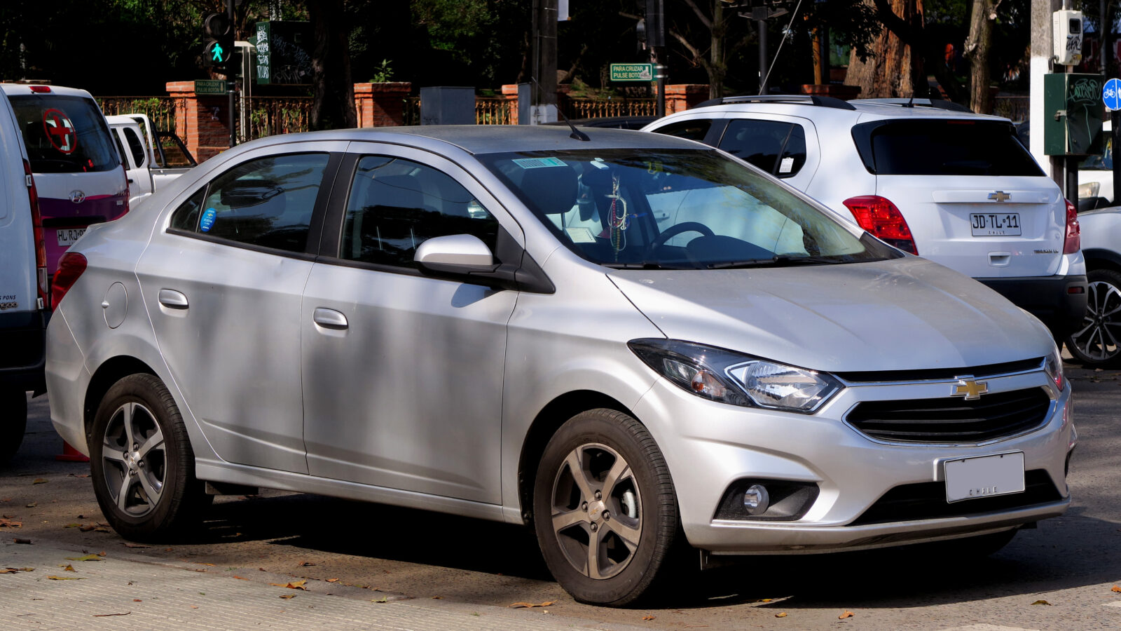 Chevrolet Prisma LTZ 2019 prata de segunda geração em vista dianteira
