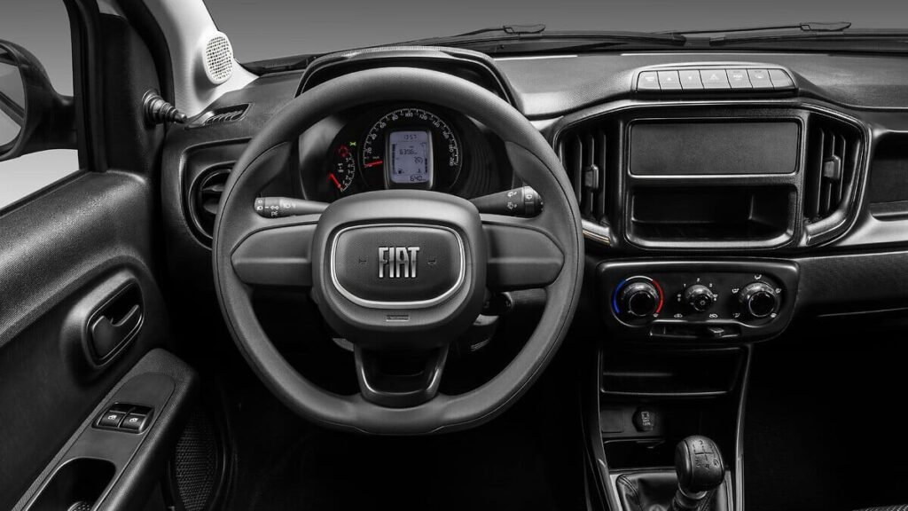 Mobi usado: Qual ano comprar sem cair em cilada? Interior do Fiat Mobi 2026 com painel e volante novos, foto oficial