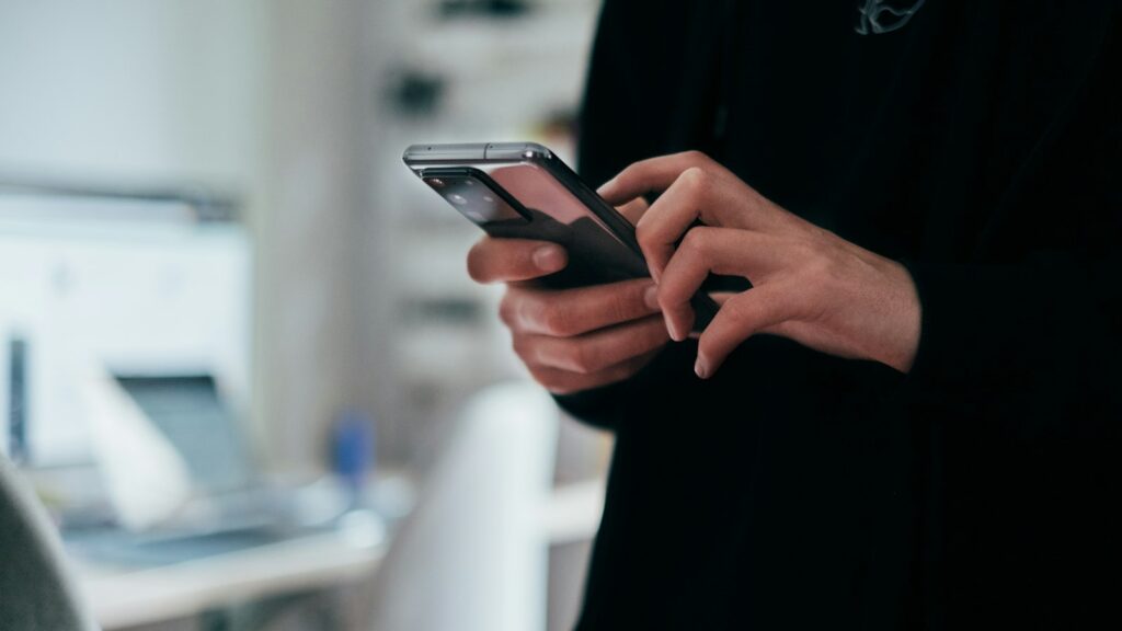 Como preencher o recibo do carro sem cair em armadilha Pessoa usando o celular para assinar a ATPV-e na Carteira Digital de Trânsito