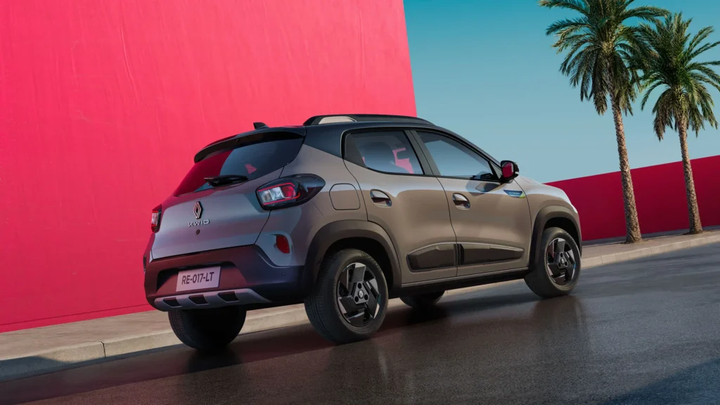 Kwid usado: Os recalls que todo comprador precisa conferir Traseira do Renault Kwid linha 2027 em vista de três quartos