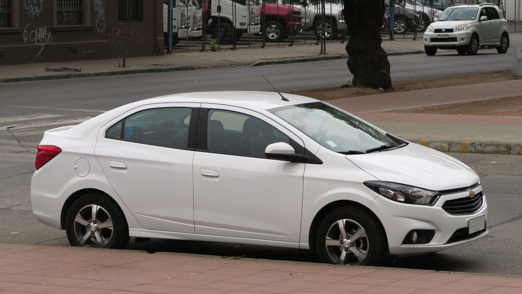 Chevrolet Prisma LTZ 2017 reestilizado branco em vista lateral