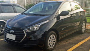 Hyundai HB20 de primeira geração reestilizado, linha 2016, preto, em vista dianteira