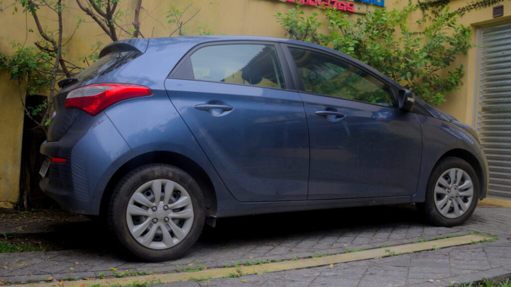 HB20 usado de primeira geração: qual ano evitar? Hyundai HB20 de primeira geração azul em vista lateral traseira