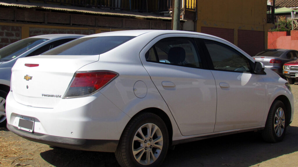 Traseira do Chevrolet Prisma LTZ 2015 branco, antes da reestilização