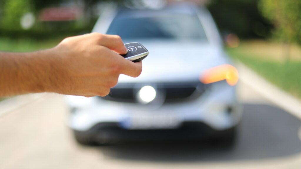 Licenciamento MG: prazo por placa, taxa e CRLV digital Motorista destrava o carro com a chave, veículo com licenciamento em dia em MG