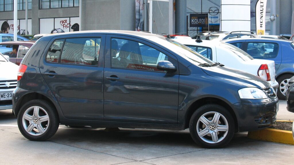 Volkswagen Fox 1.6 2007 cinza de quatro portas, da primeira fase do modelo, em vista lateral