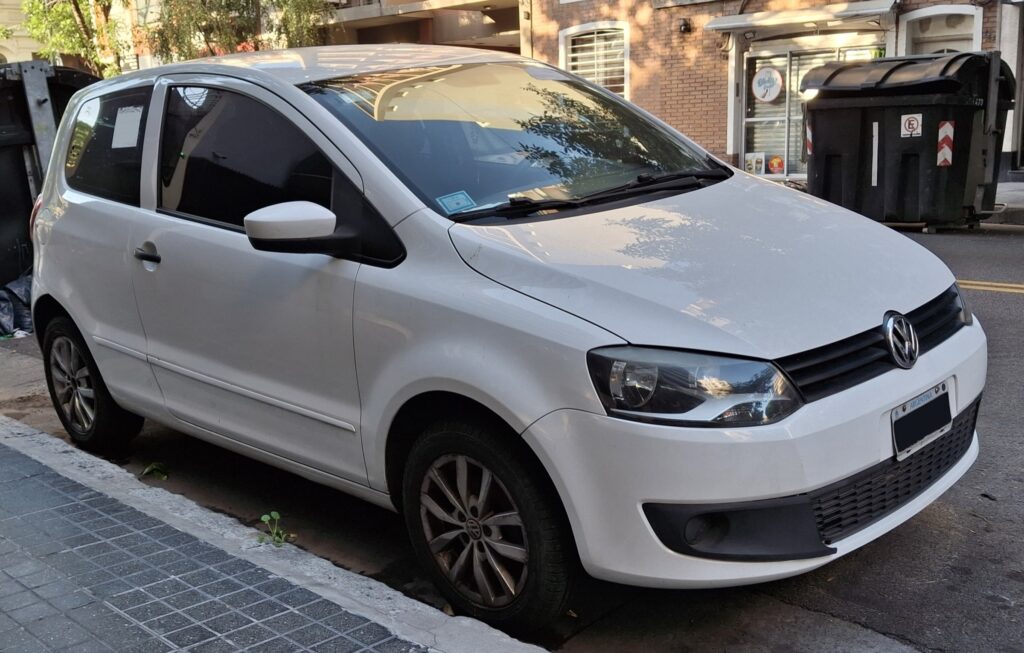 Volkswagen Fox 2012 branco de duas portas, da fase reestilizada em 2010