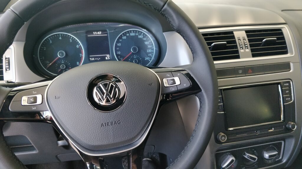 Painel e volante multifuncional do Volkswagen Fox da fase lançada na linha 2015
