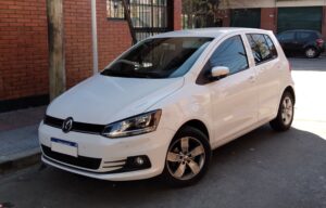 VW Fox usado: qual fase comprar sem dor de cabeça? Volkswagen Fox 1.6 Trendline 2018 branco, da última fase do modelo, em vista dianteira